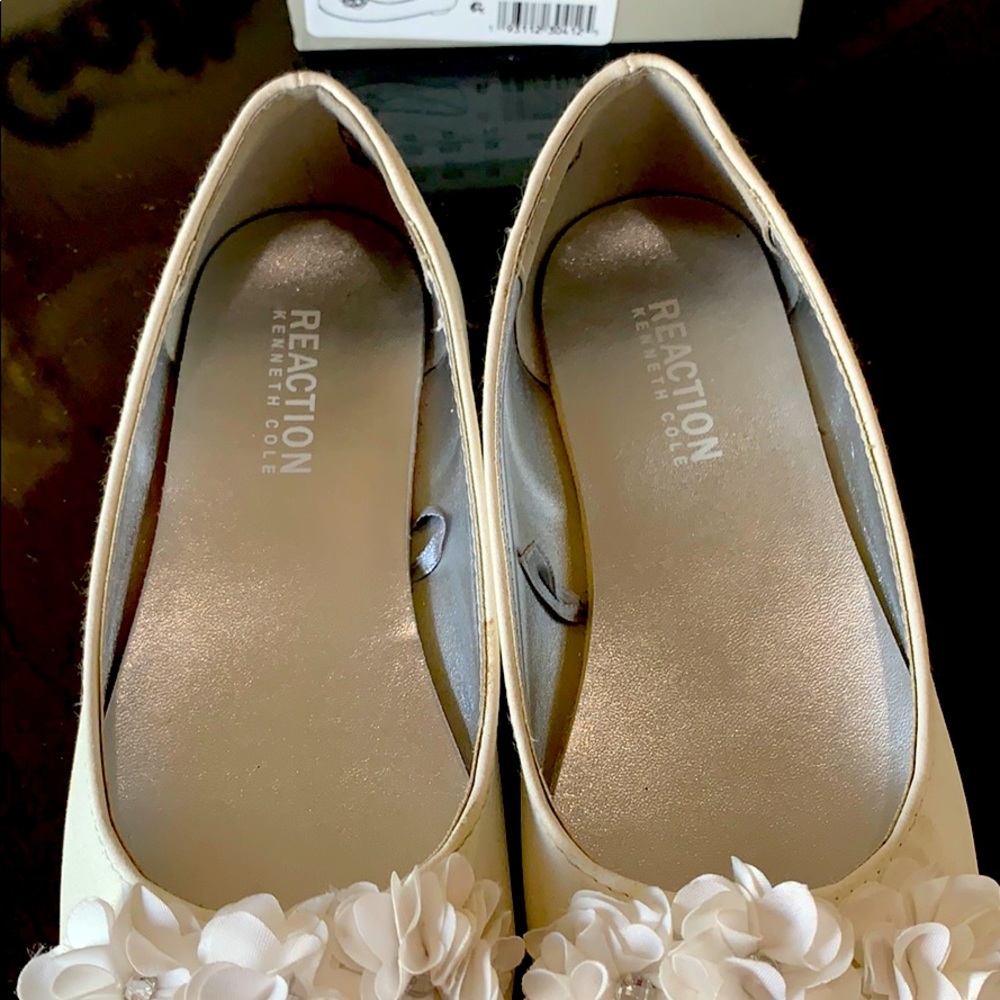 Kenneth Cole Big Girls White Shoes size 2